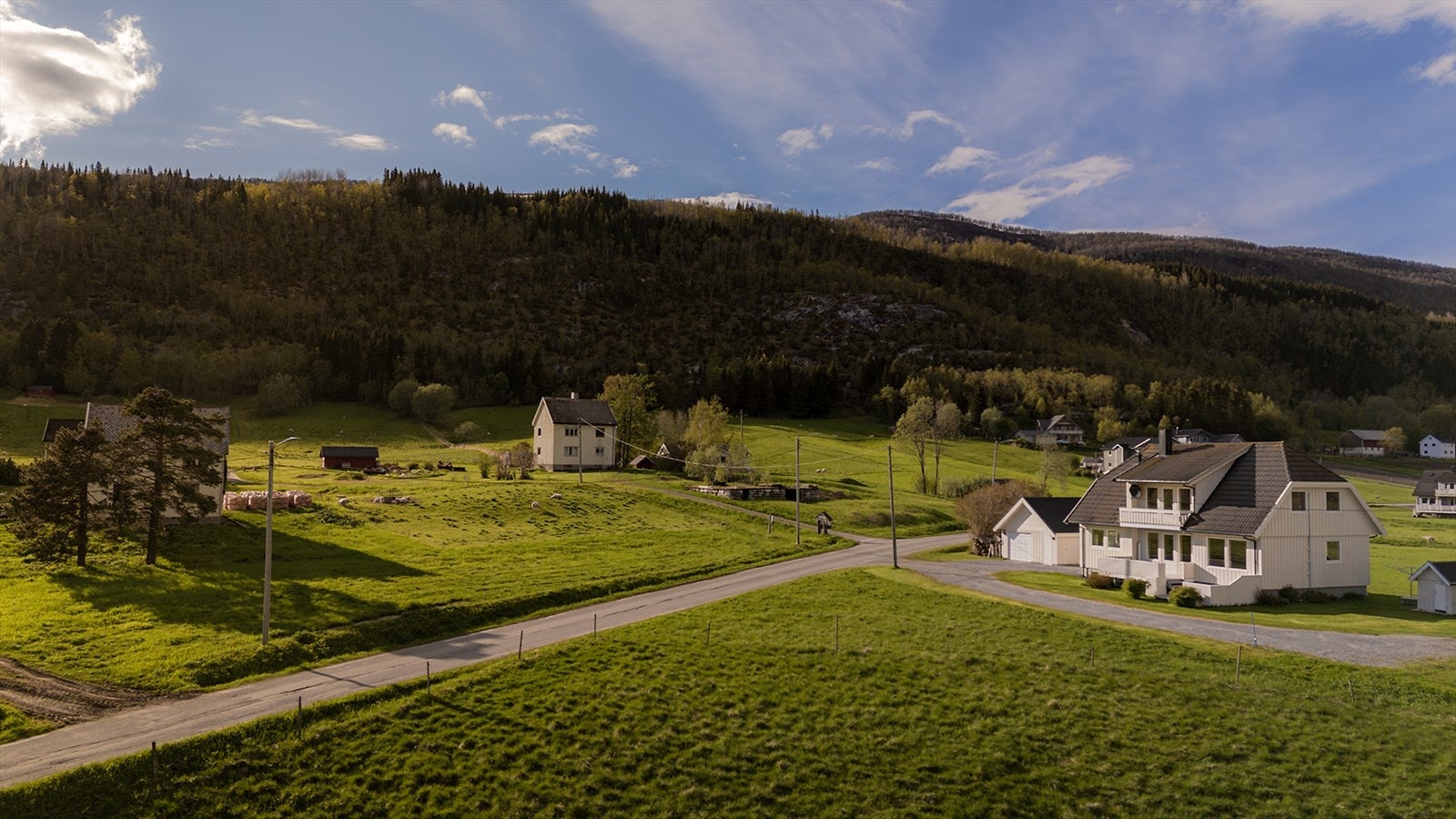 Eiendommen ligger ca. 6,5 km fra Fauske sentrum. Nærområdet har ulike fasiliteter som samfunnshus, fotballbane, lysløype og alpinbakke.
Ca. 1,5 km til nærmeste barnehage på Medås. Galleribilde