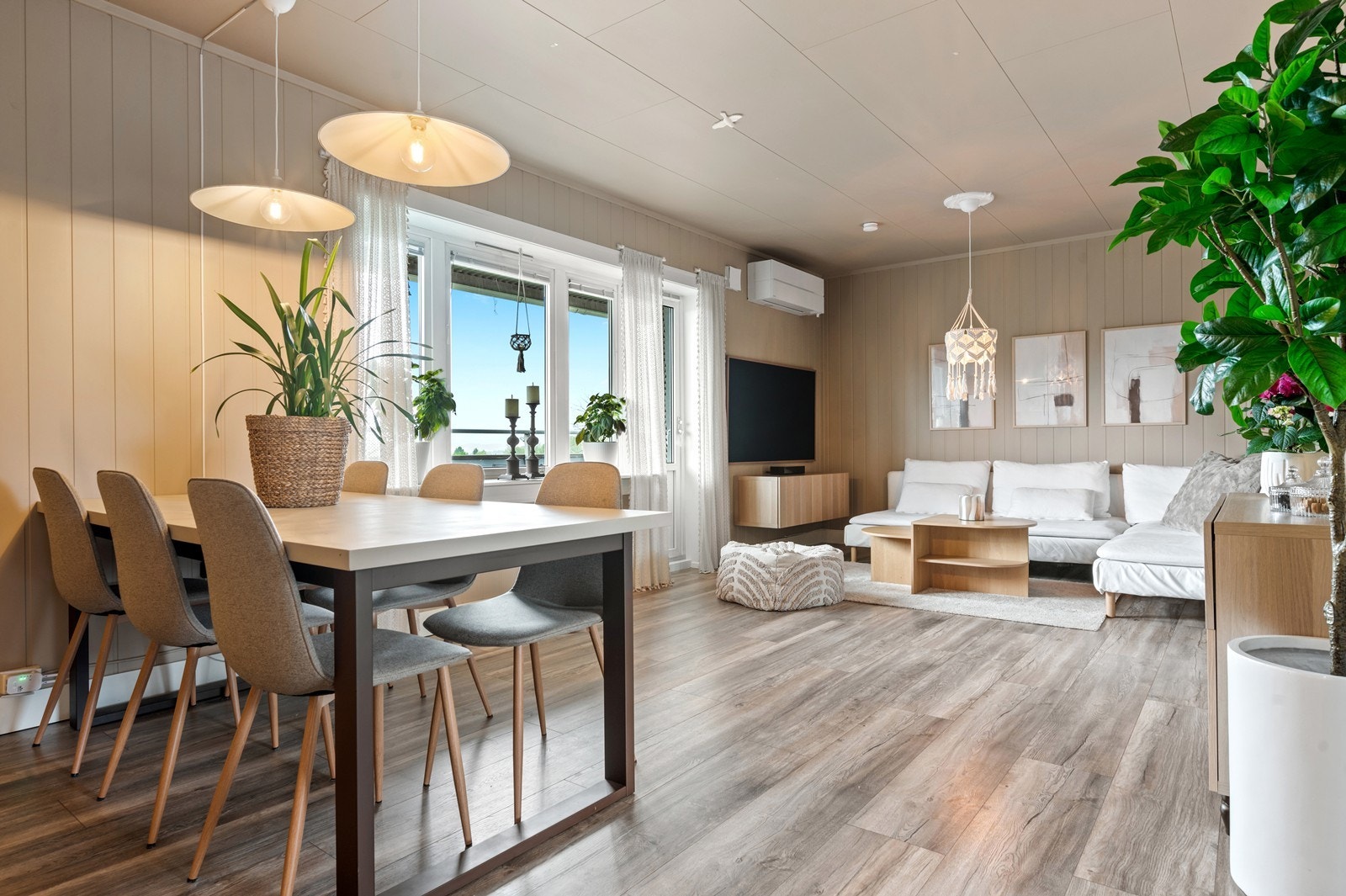 Stuen er romslig med plass til egen spisegruppe. Galleribilde