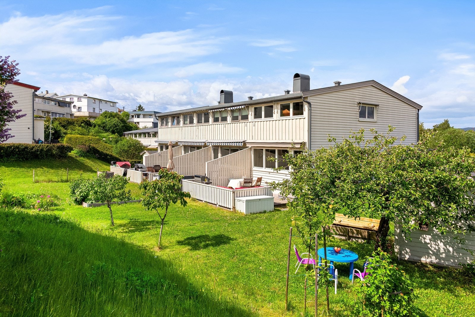 Rekkehus med klassisk trepanel, stor hage og skjermet terrasse. Galleribilde