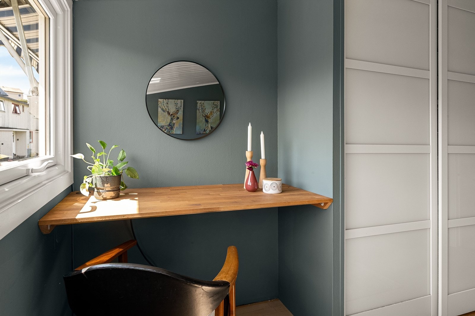 Stilrent hjørne for hjemmekontor eller sminkebord på hovedsoverommet. Galleribilde