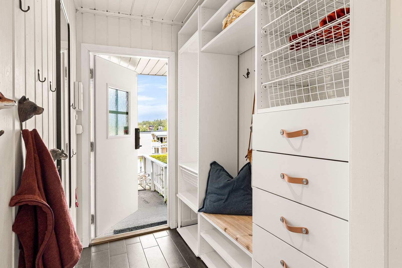 Entré med plassbygd garderobe og praktisk løsning for yttertøy og sko. Galleribilde