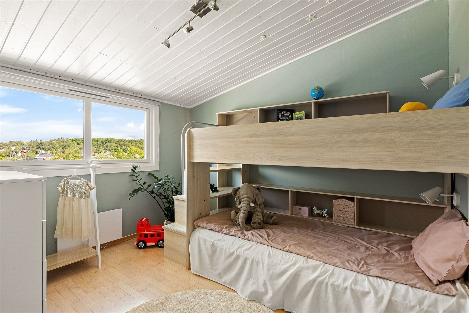 Trivelig barnerom med plass til lek, oppbevaring og rolig hvile. Galleribilde