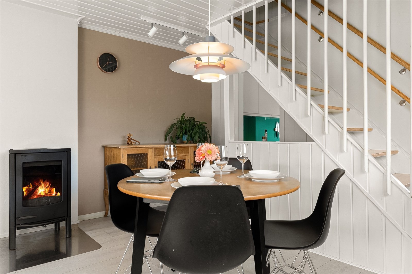 Spisestue ved peis - et innbydende samlingspunkt for hyggelige måltider. Galleribilde