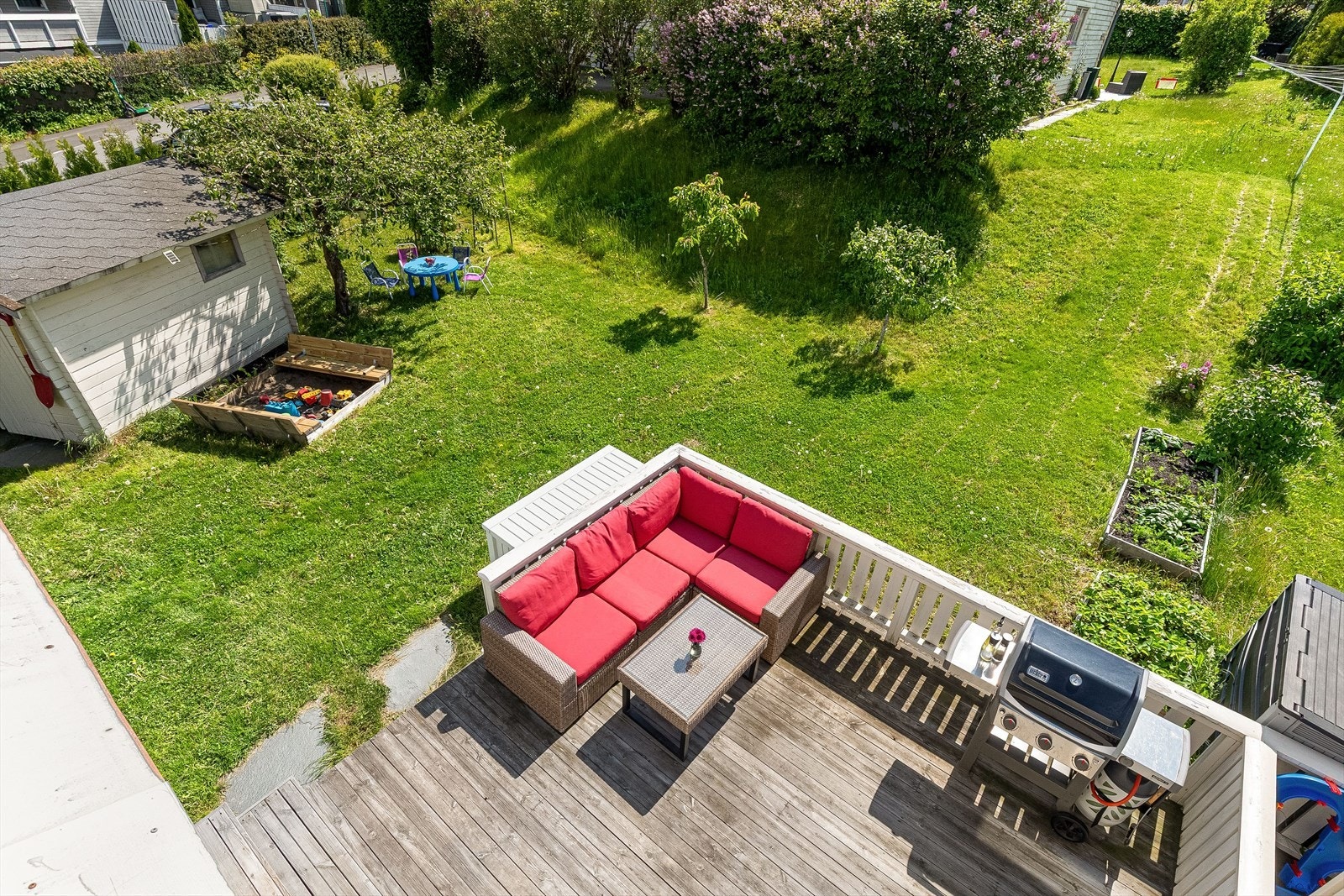 Sydvestvendt terrasse i treverk med rikelig plass til utemøbler og grill. Galleribilde