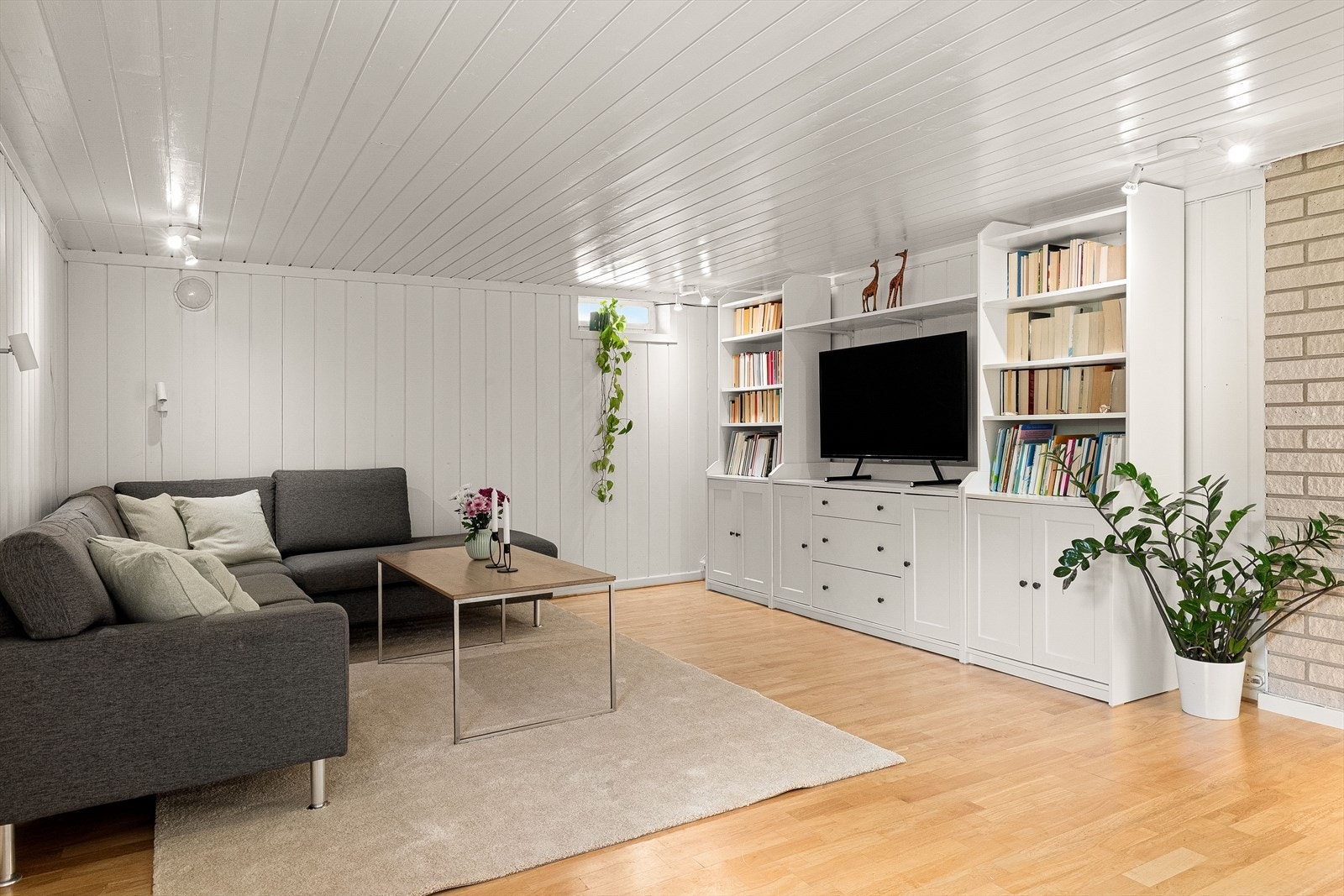 Kjellerrom med varmefolie i gulvet og plass til hjemmekino eller lekerom. Galleribilde