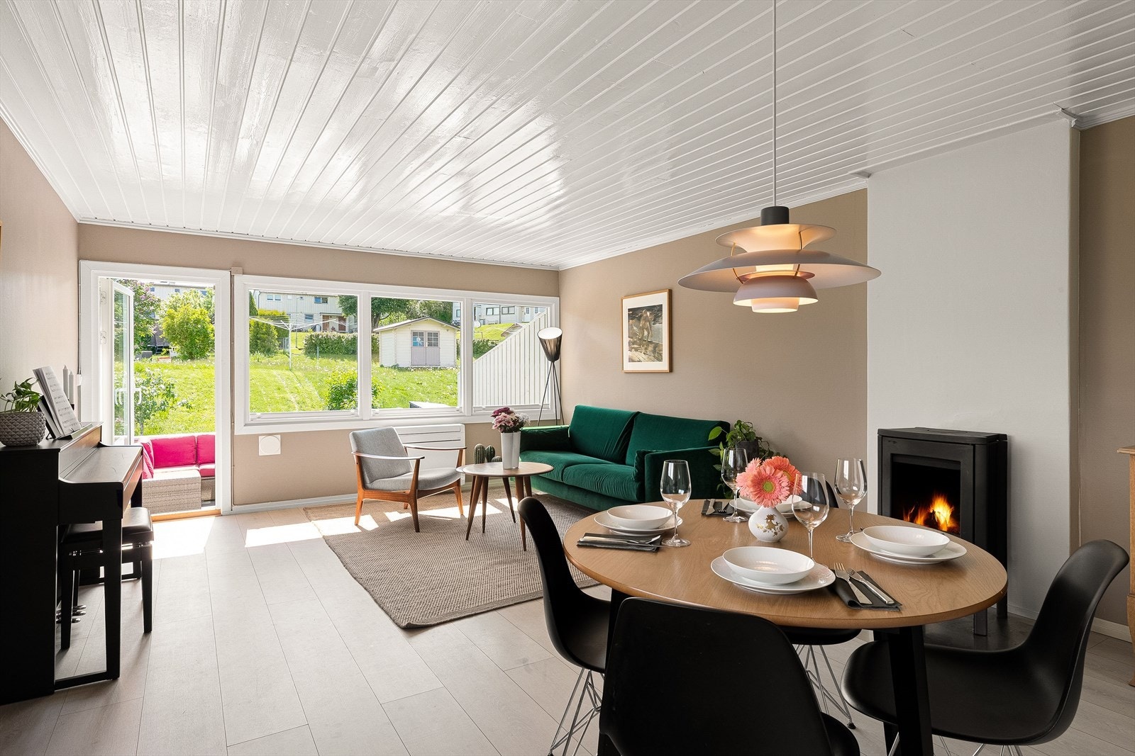Stuen har plass for både sofagruppe og spisebord - perfekt for sosiale sammenkomster. Galleribilde