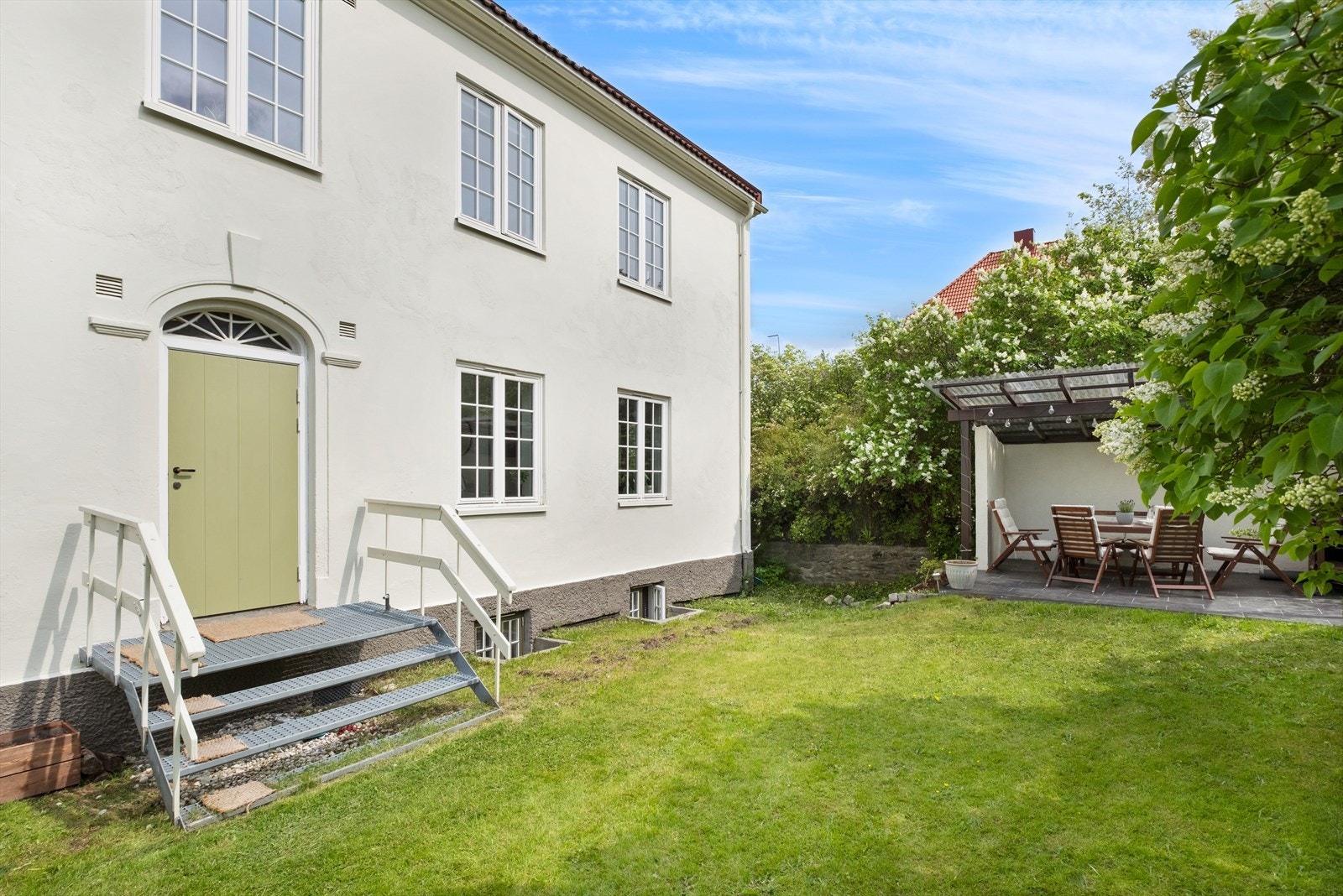 Her får en leilighet med beliggenhet i en av byens mest attraktive og veletablerte boligområder. Med sentral og samtidig tilbaketrukket beliggenhet. Boligen ligger pent og urbant til med fine solforhold og umiddelbar nærhet til servicefunksjoner. Galleribilde