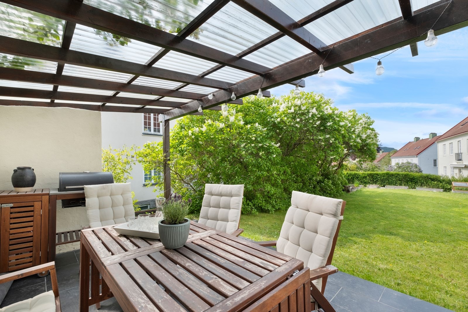 Hagehuset byr på samlingsmuligheter for beboerne og besøkende. Her kan du arrangere til sommerfest med grilling! Galleribilde