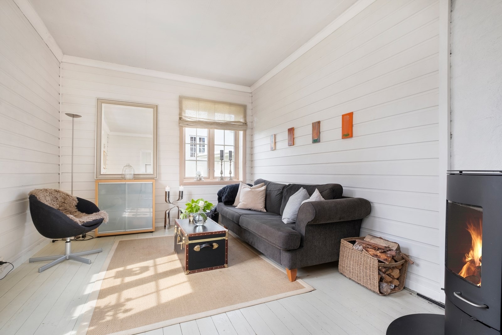 Leiligheten går over 2 plan med soverom, bad, wc, entre, stue og kjøkken i 1. etasje på totalt 46m². Kjelleren er innredet med 4 boder på totalt 42m². Det foreligger godkjent rammetillatelse for bruksendring i kjelleren til 2 soverom, et bad og gang. Galleribilde