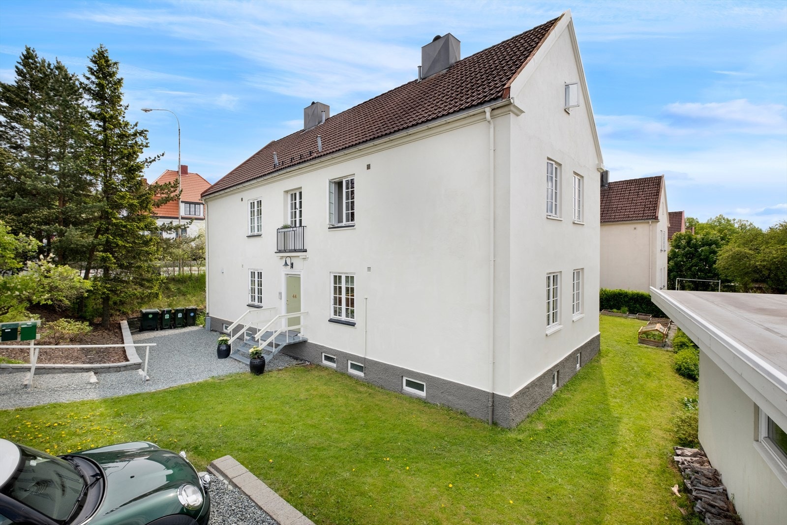 Felles parkering for beboerne i boligen. Det er per 11.06.25, 2-3 p-plasser på oppstillingsplass på fremsiden av boligen. Galleribilde