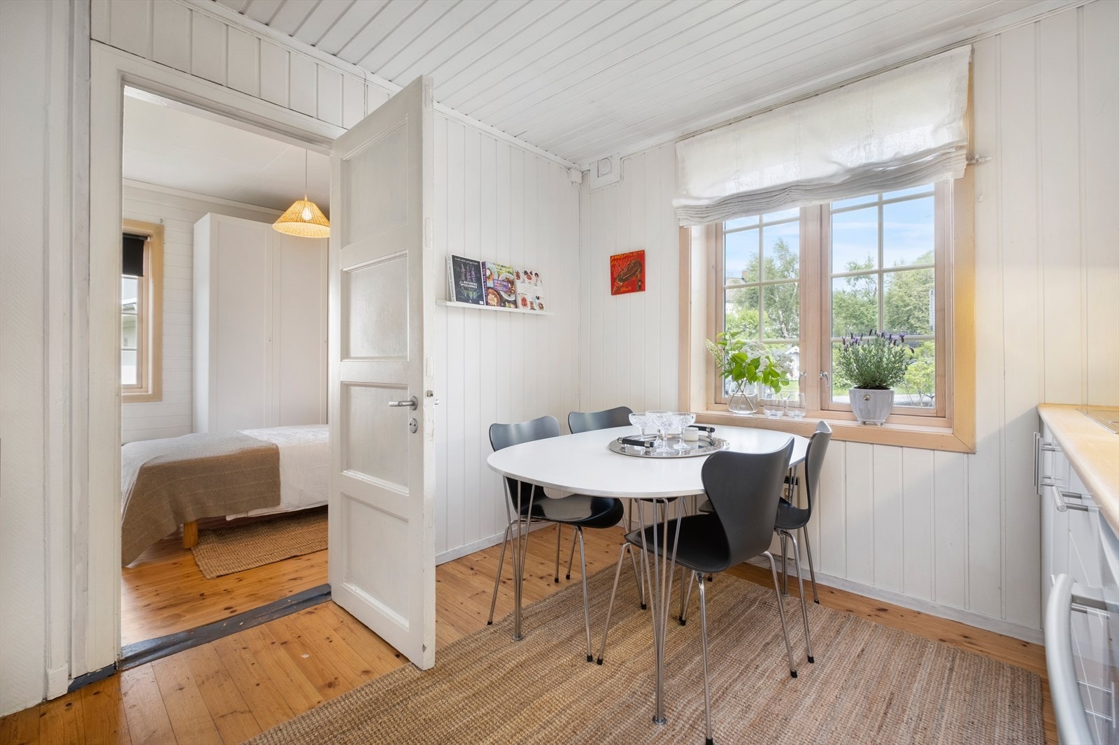 På kjøkkenet har du gode møbleringsmuligheter for etablering av spisegruppe. På stue, kjøkken og soverom er det originalt og klassisk tregulv. Galleribilde