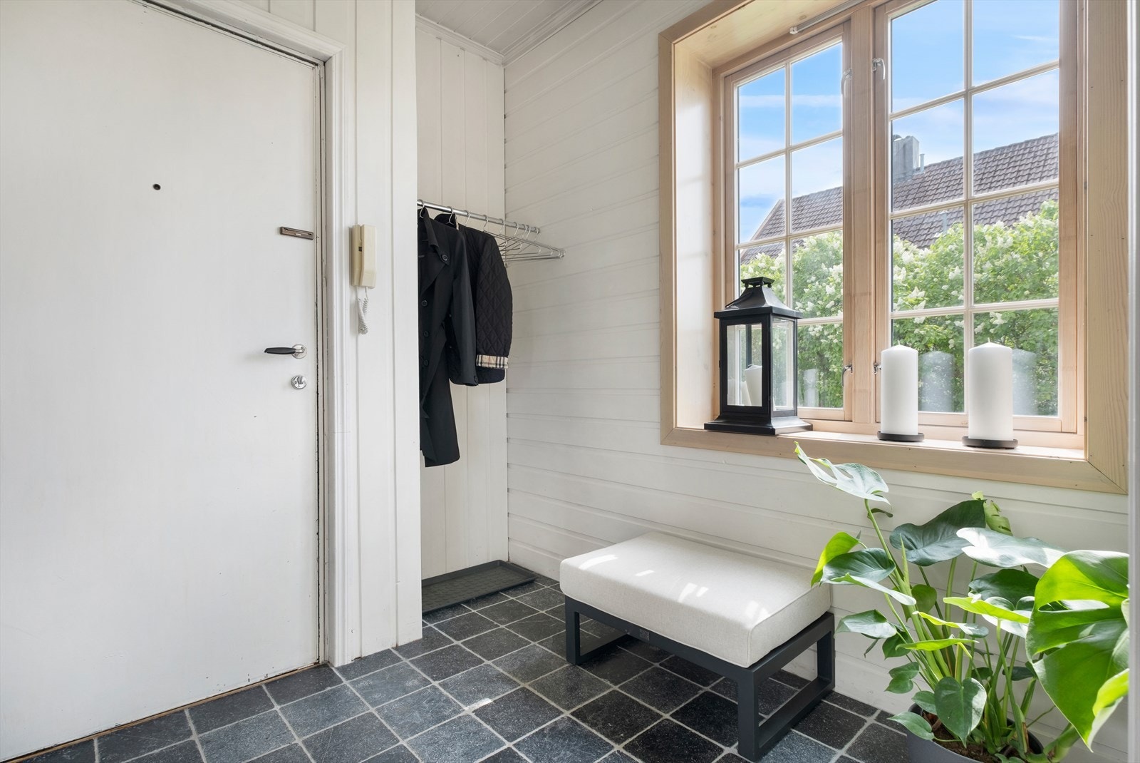 Entreen er på romslige 6m² med flislagt gulv. Her får du gode muligheter for oppbevaring av sko og yttertøy. Galleribilde