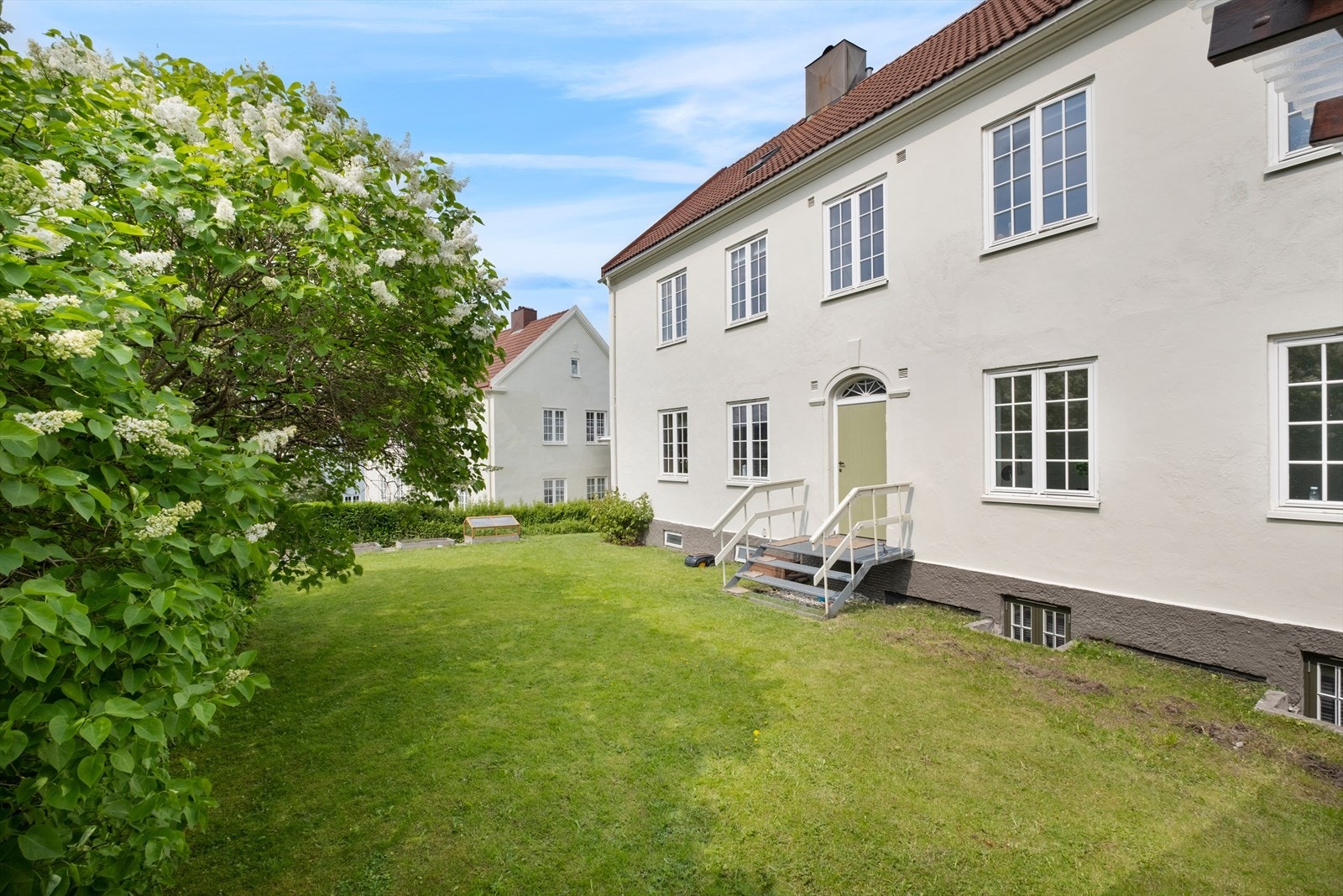 Boligen byr på en stor, skjermet og opparbeidet sørvest-vendt hage som fritt kan brukes av beboerne. Galleribilde