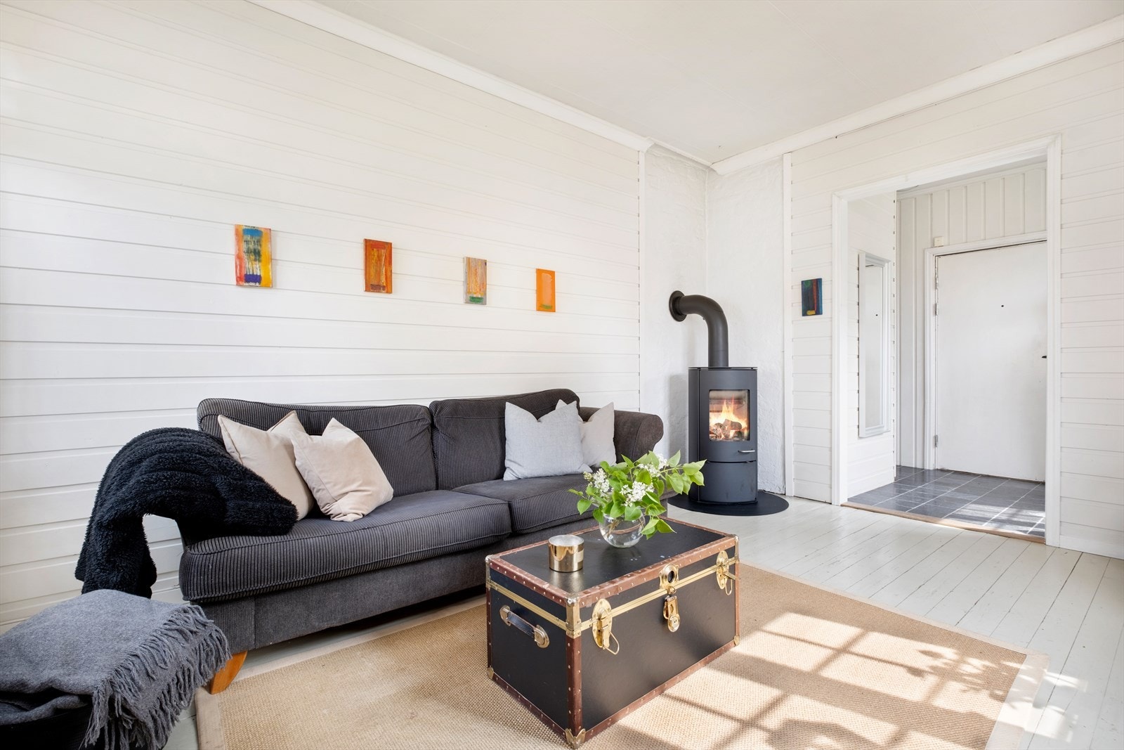 Leiligheten varmes opp gjennom elektrisitet og vedfyring fra en flott peis i stuen, som bidrar til en god atmosfære i rommet. Galleribilde