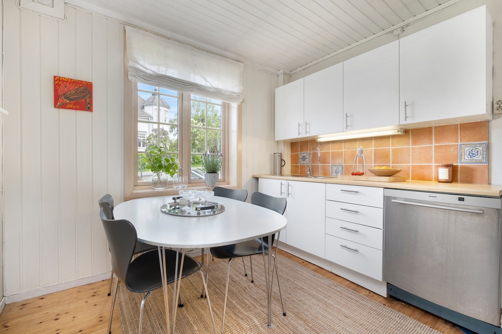 Kjøkkenet er på 9,3m² og byr på godt med oppbevaringsplass i både over- og underskap. Selger opplyser om at kjøkkeninnredning er oppgradert av tidligere eier på 2000-tallet. Galleribilde