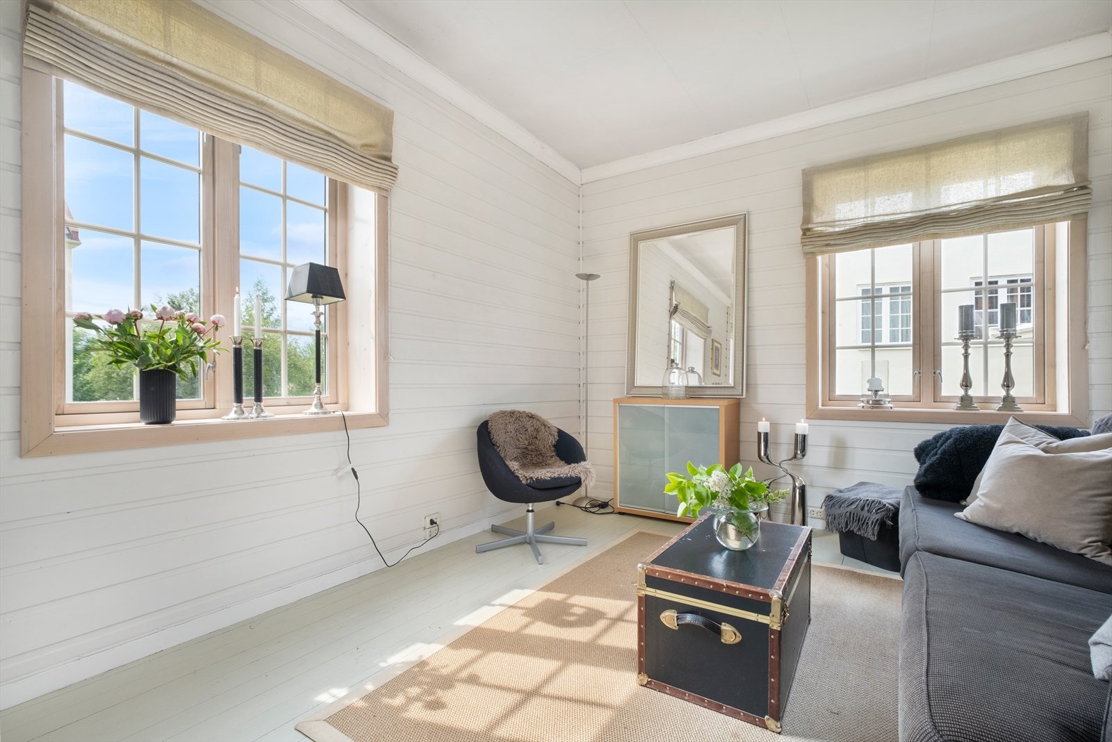 Leiligheten byr på gjennomgående generøse vindusflater, som bidrar til rikelig med naturlig lysinnslipp. Her er det også en herlig takhøyde! Galleribilde