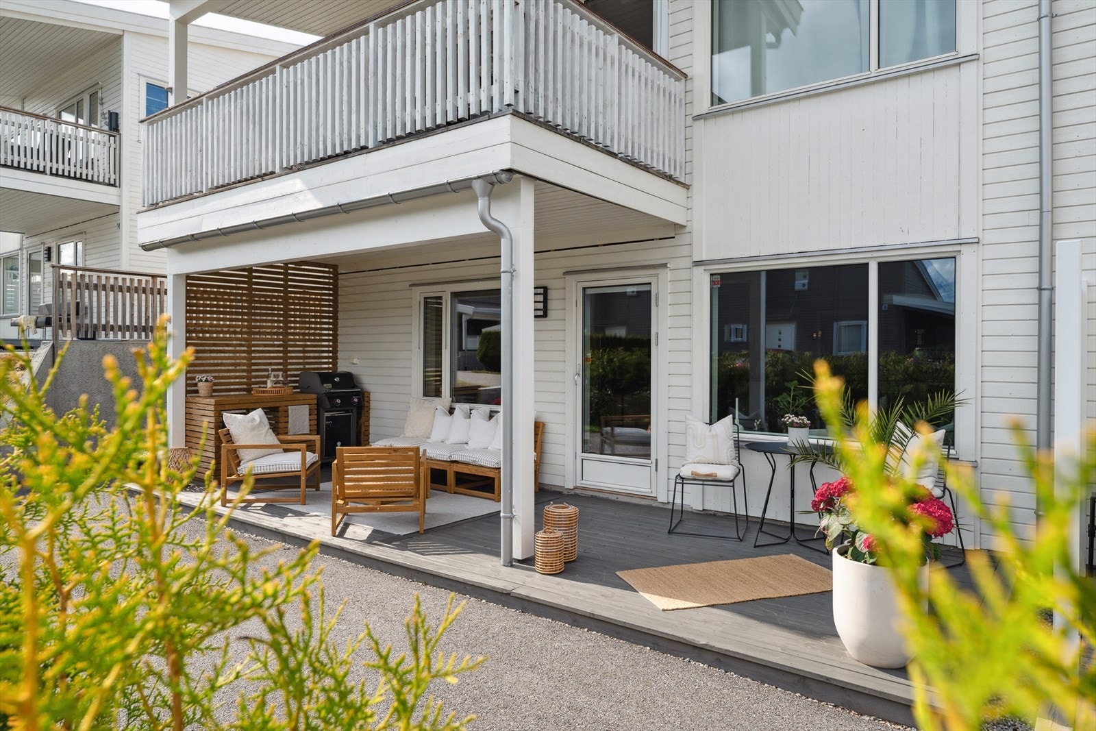 - Deler av terrasseplattingen er overbygget med overliggende veranda - Galleribilde