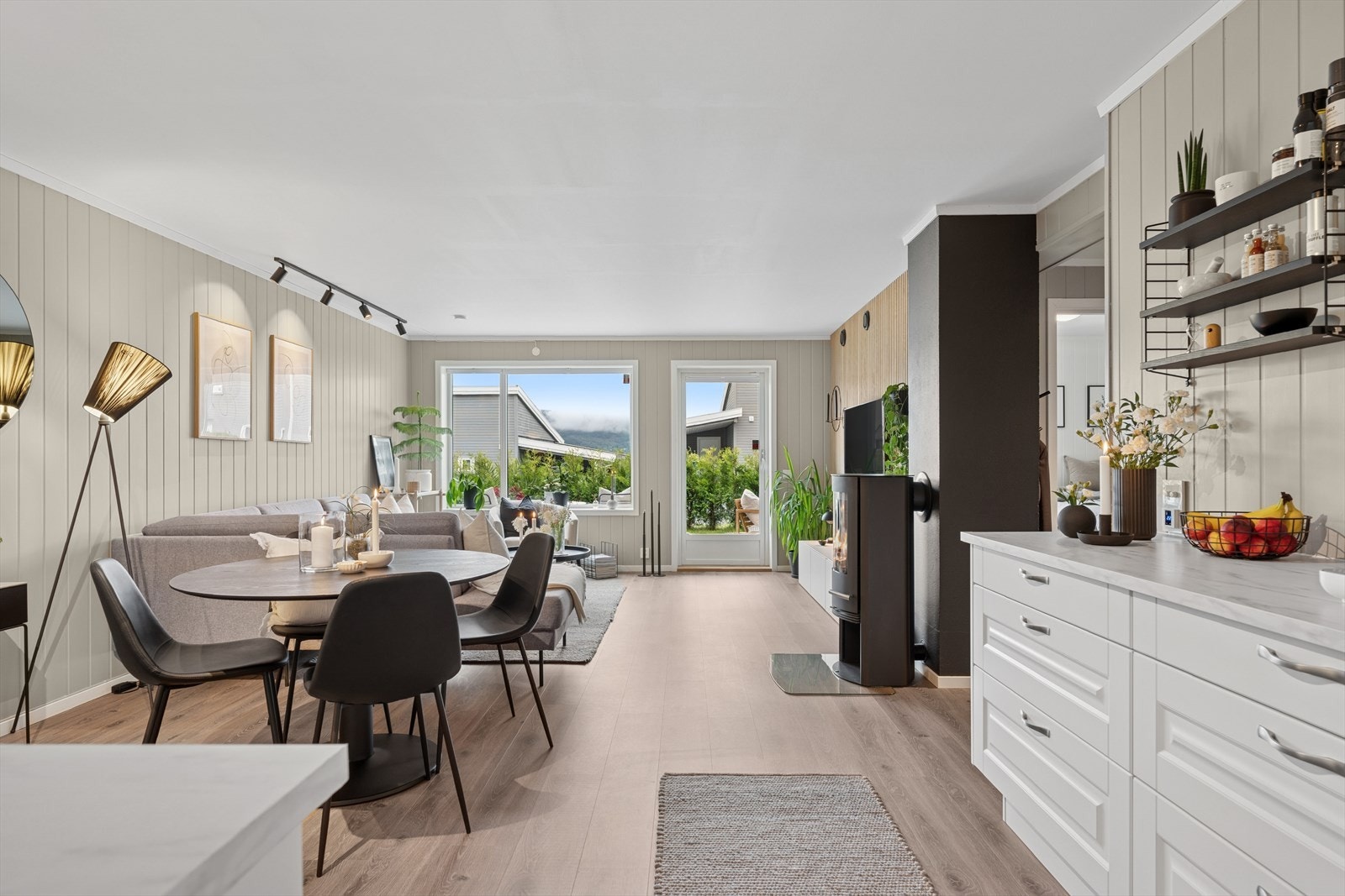 - Det er god plass til å innrede en spisegruppe ved kjøkkenet - Perfekt i hverdagen! - Galleribilde
