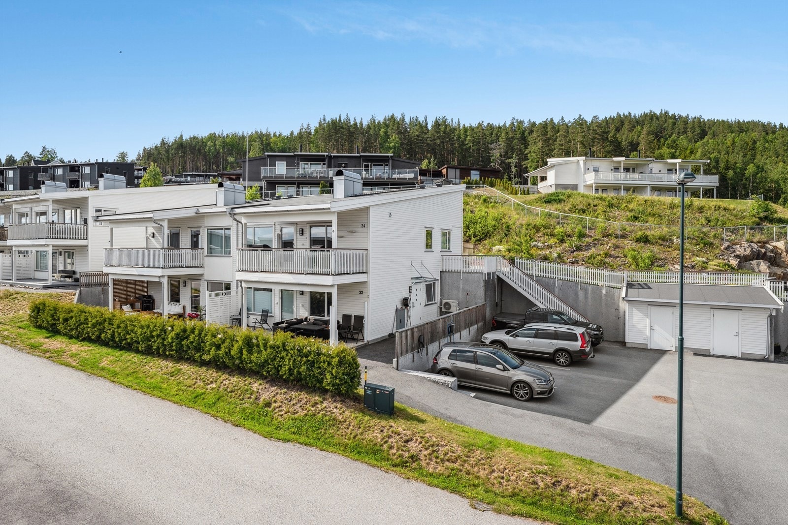 - I 2021 ble det montert elbil-lader på én biloppstillingsplass med føring fra utvendig skap - Galleribilde