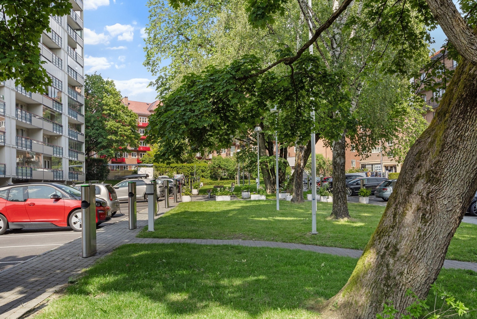 Borettslaget disponerer 56 parkeringsplasser med el-billader, 14 garasjeplasser, 3 Mc/Moped plasser i felles garasje, samt gjesteparkering. Galleribilde