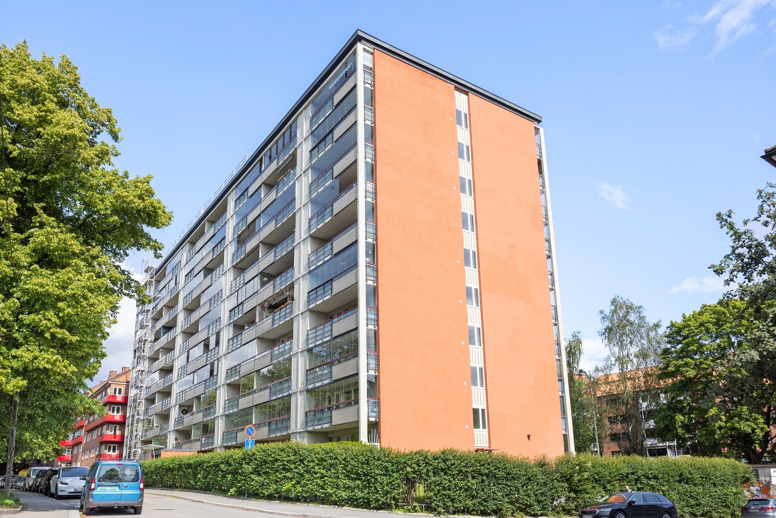 Boligen ligger i rolige og grønne omgivelser, samtidig som du har umiddelbar nærhet til kollektivtransport og sentrum. Galleribilde