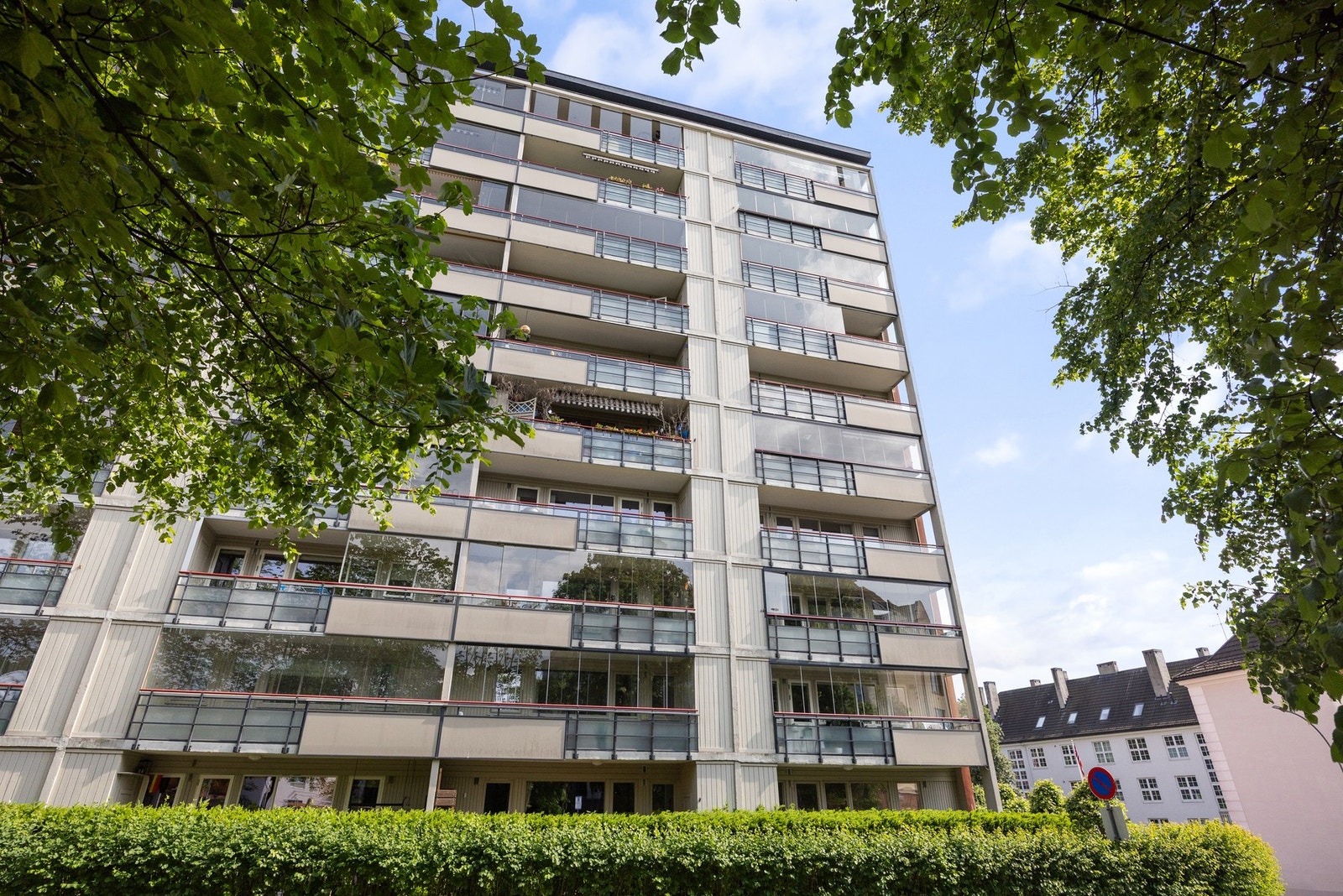 Fasade - Endeleiligheten har en skjermet beliggenhet i byggets første etasje. Galleribilde