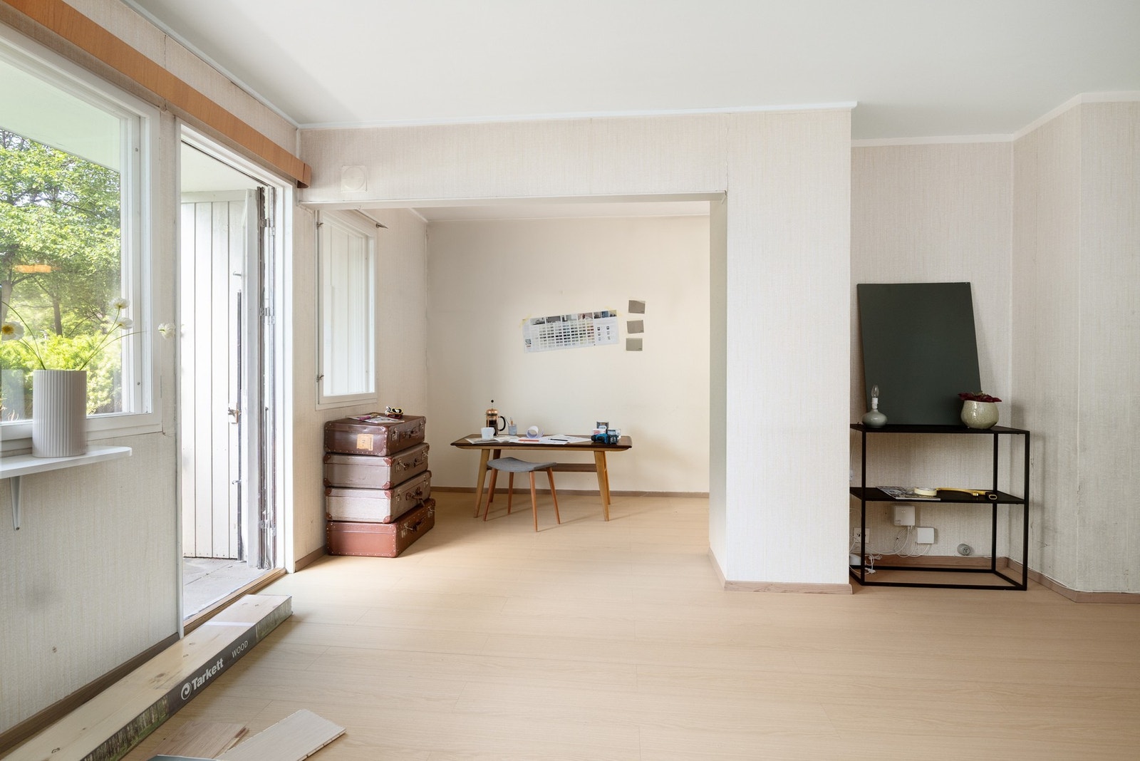 Leiligheten har store vindusflater som slipper inn godt med naturlig lys. Galleribilde