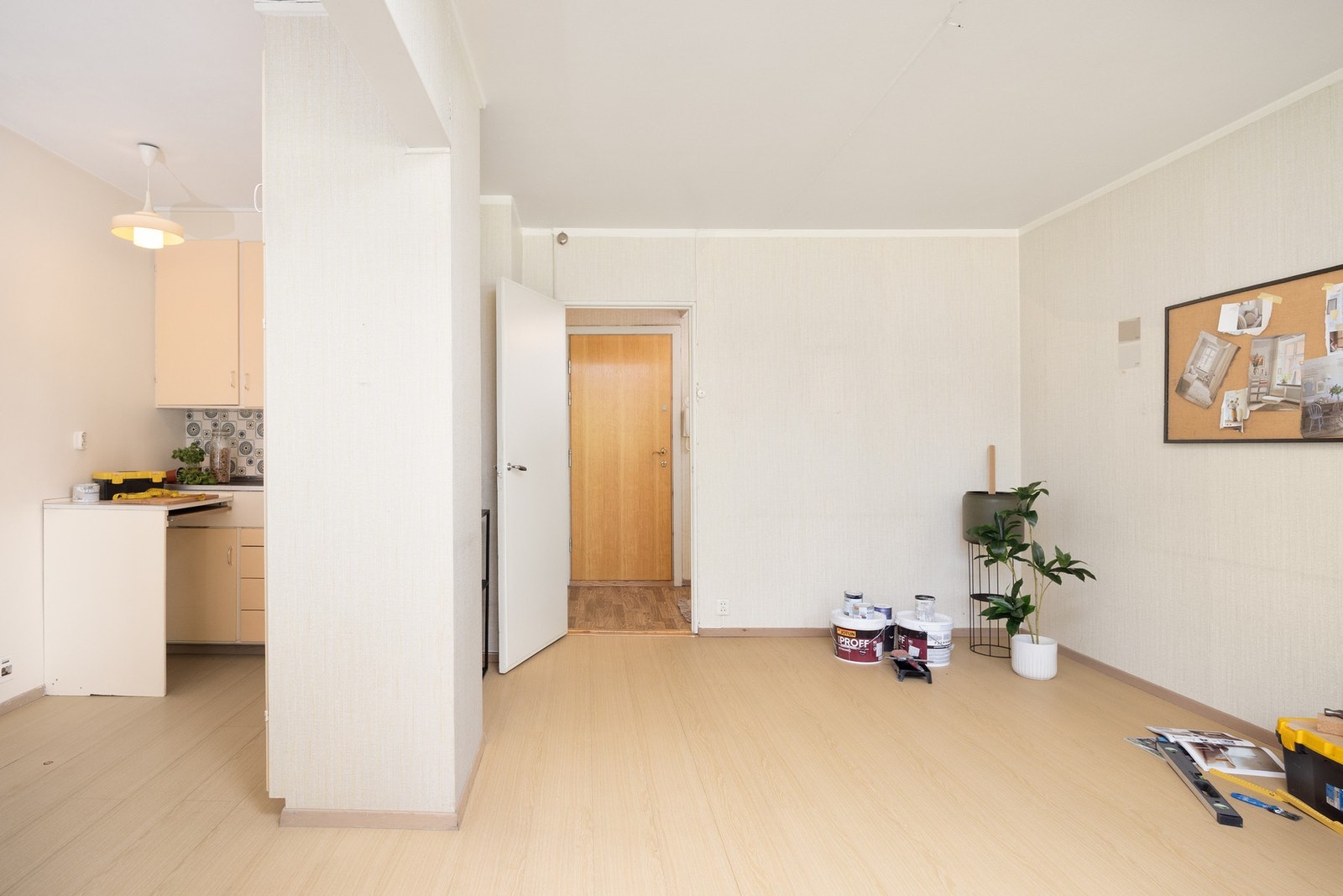 Stuen har god plass til sofagruppe med tilhørende møblement. Galleribilde