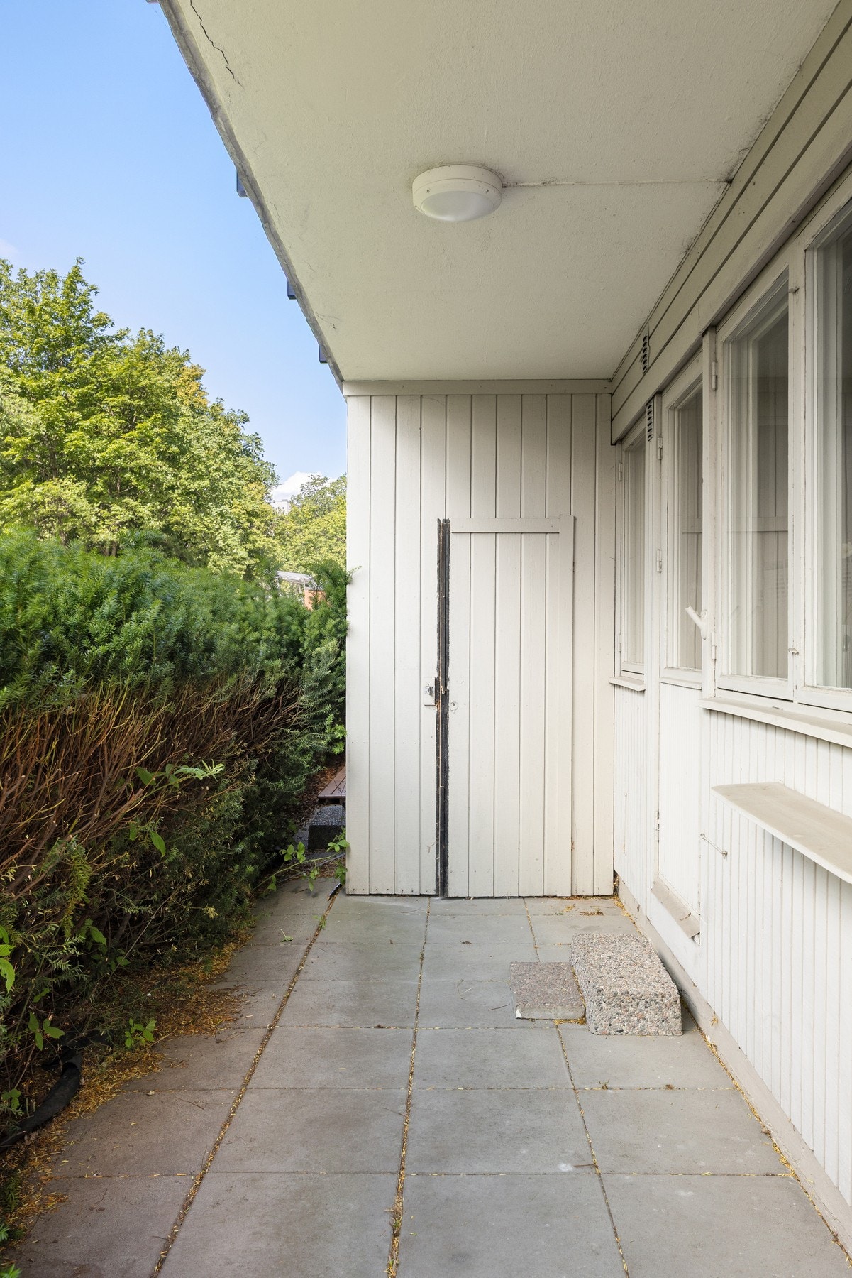 I tillegg til god lagringsplass inne i leiligheten, er det en praktisk, utvendig bod tilknyttet uteplassen. Galleribilde