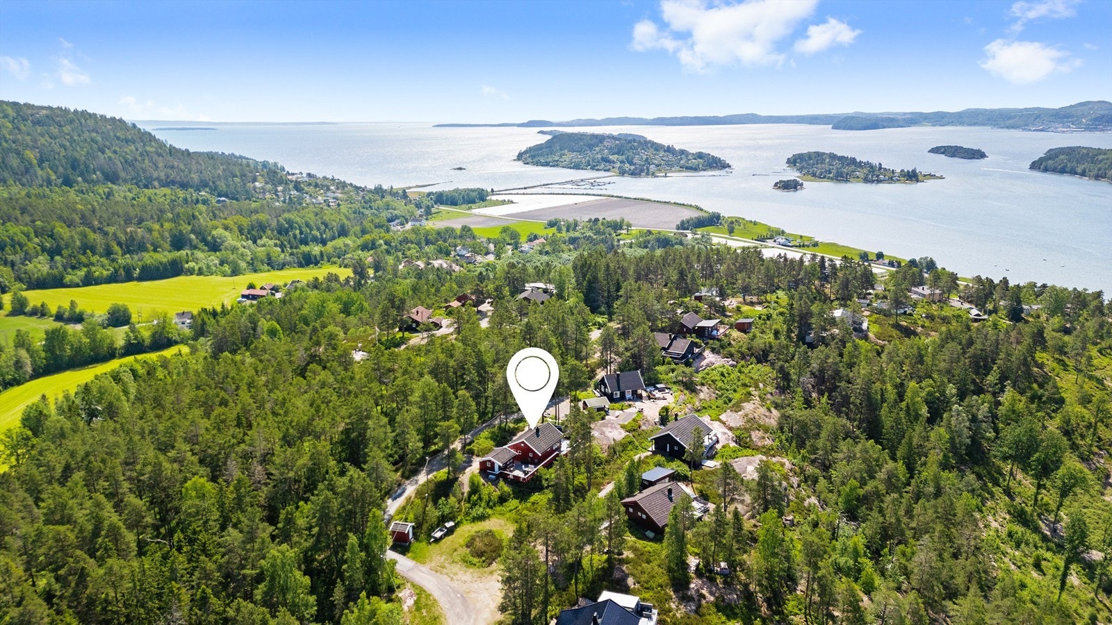 Sandebukta har en koselig og liten skjærgård som er lett tilgjengelig med båt - hvor man kan nyte flotte sommerdager med bading etc. Galleribilde
