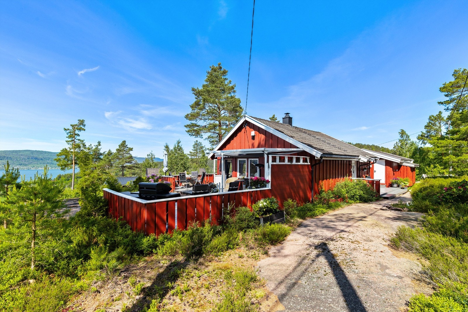 Det er kun noen få hundre meter ned til sjøen med båtliv og bademuligheter Galleribilde