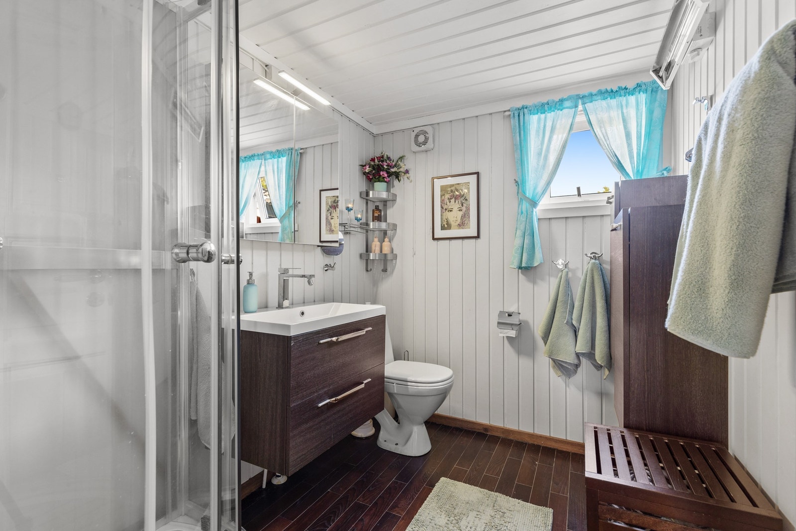 Badet ble oppgradert med nytt gulv, malte vegger og baderomsinnredning i 2016 Galleribilde