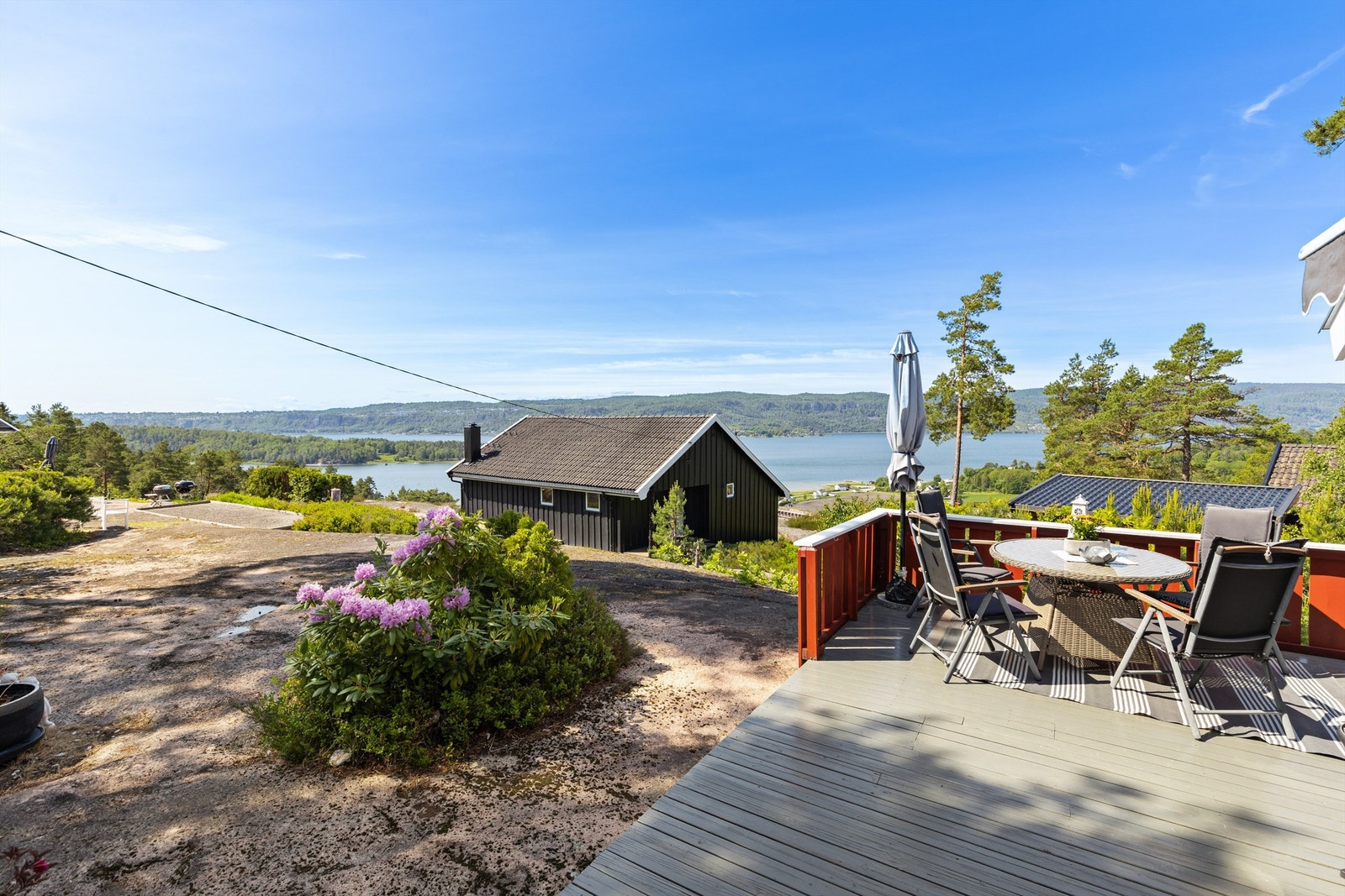 Terrassene har gode solforhold og flott utsikt fra høyden mot sjøen Galleribilde