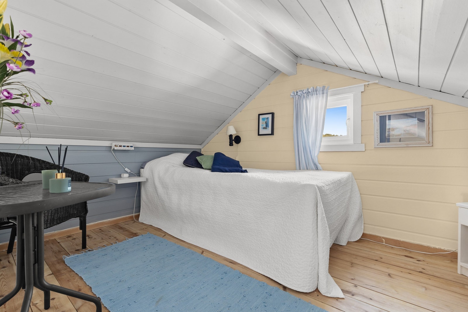 Hytta har en hems som er innredet (hems er ikke godkjent for varig opphold) Galleribilde