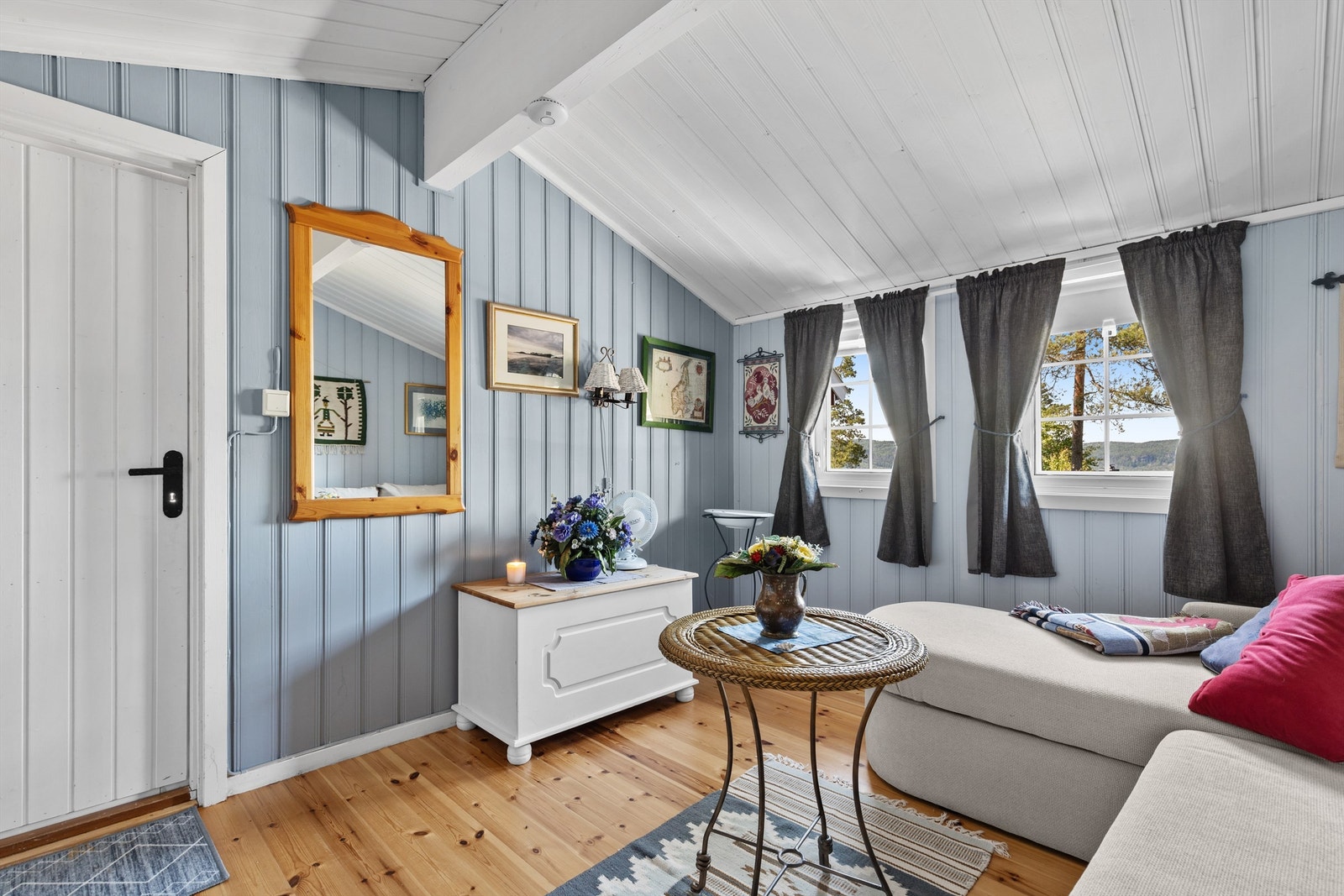 I uthuset er det innredet stue ikke godkjent for varig opphold) med trebord på gulv, malt panel på vegger og malt panel i himling Galleribilde
