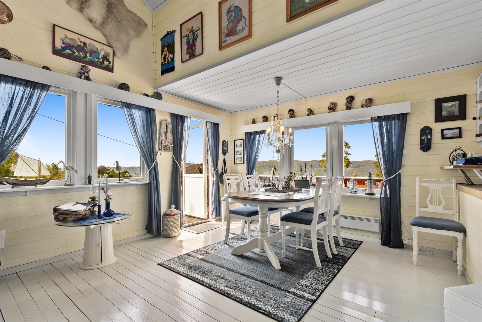 Stue med sofaområde og spiseplass Galleribilde