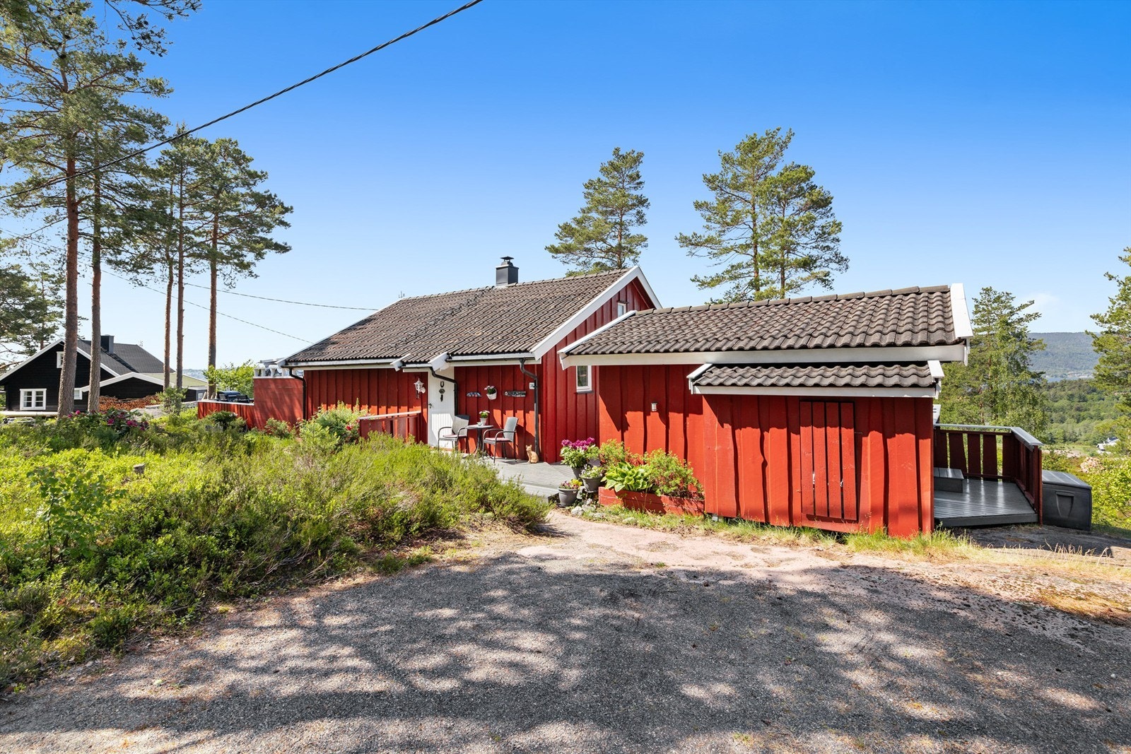 Parkering på gruset gårdsplass ved hytta og felles parkering ved pumpehus Galleribilde