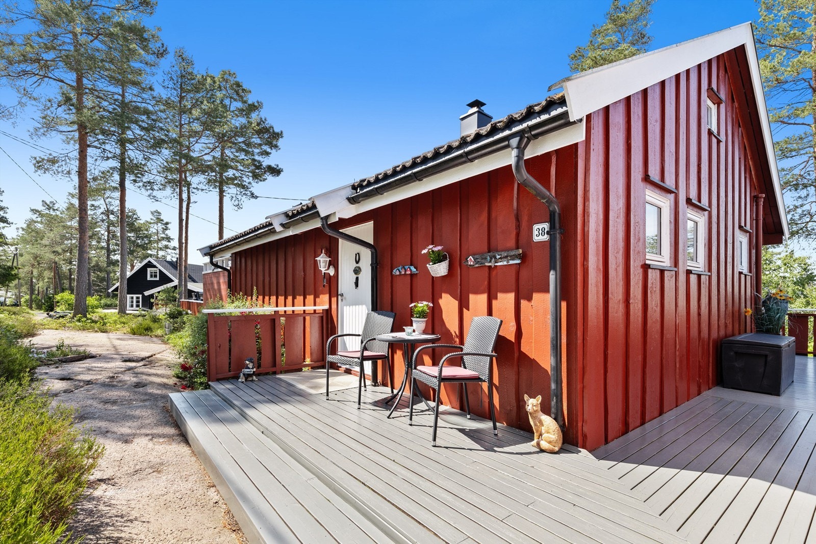 Adkomst til hyttas overbygde inngangsparti i 1. etasje Galleribilde