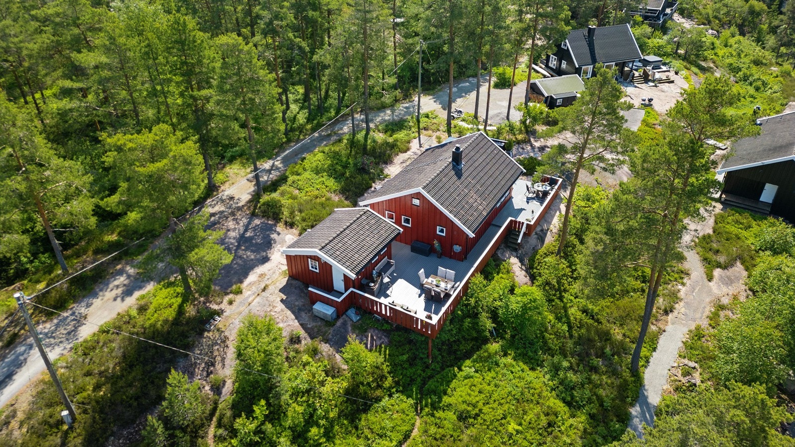 Hytteforeningen disponerer i fellesskap et område ved fjorden som er opparbeidet med grillplass, badeplass og båtbøyer Galleribilde