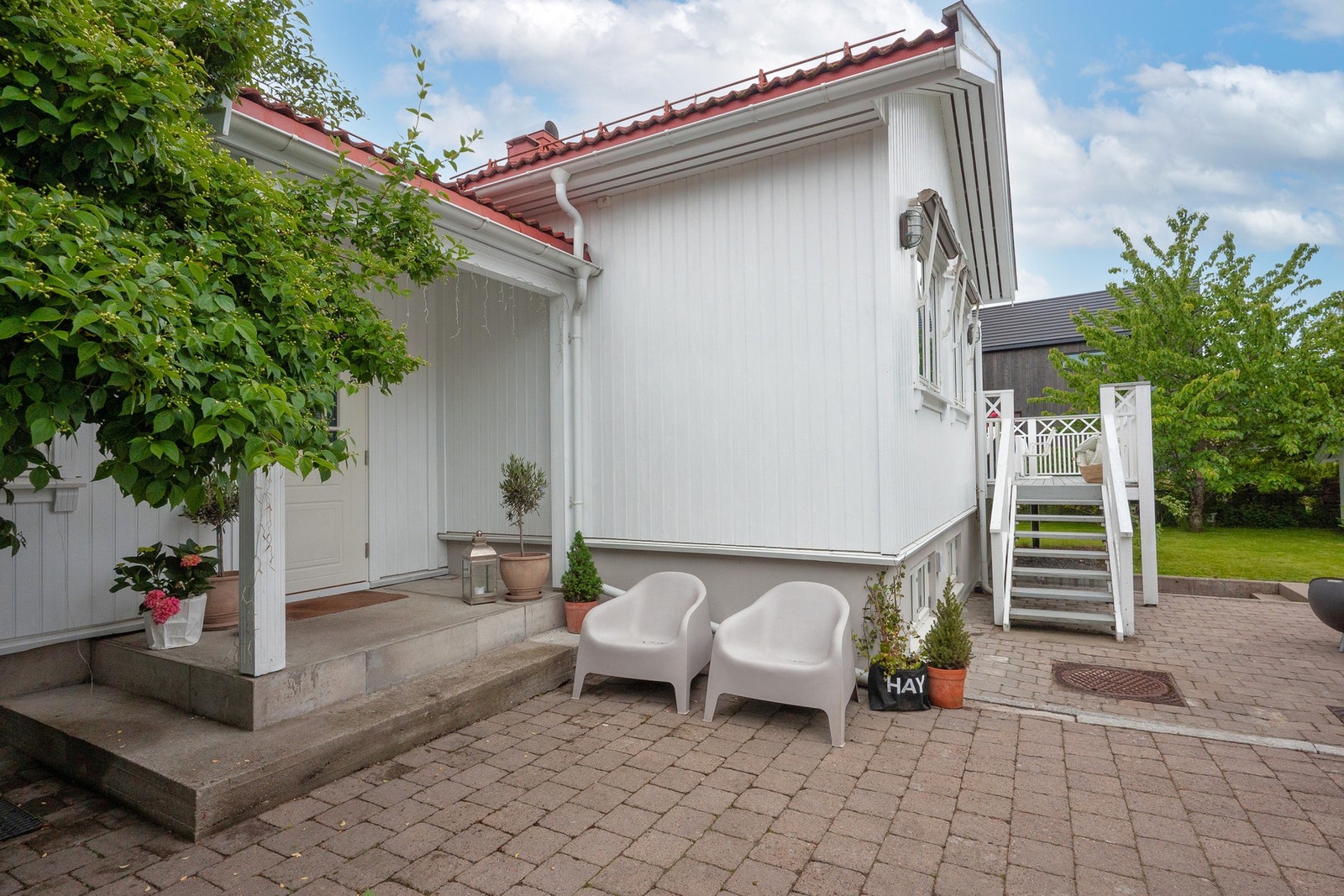 Hyggelig uteplass ved inngangspartiet Galleribilde