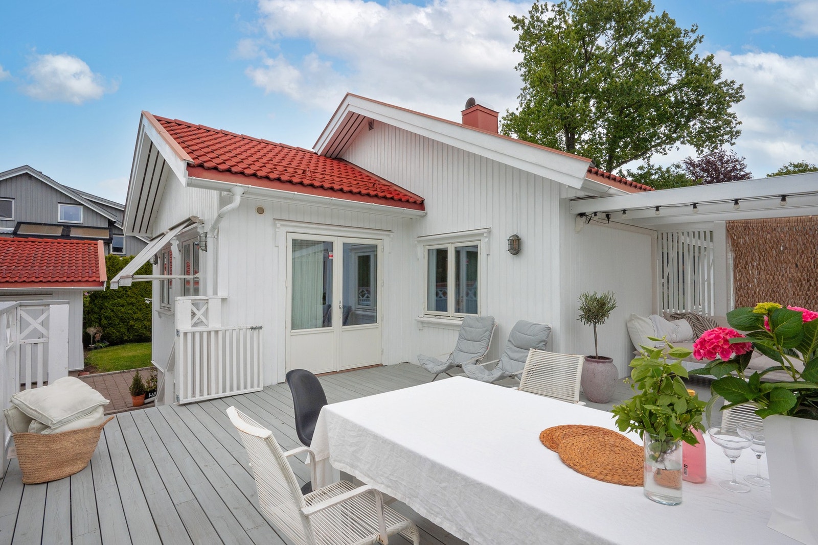 Sydvestvendt, gode solforhold og plass til både loungemøbler og spisegruppe Galleribilde