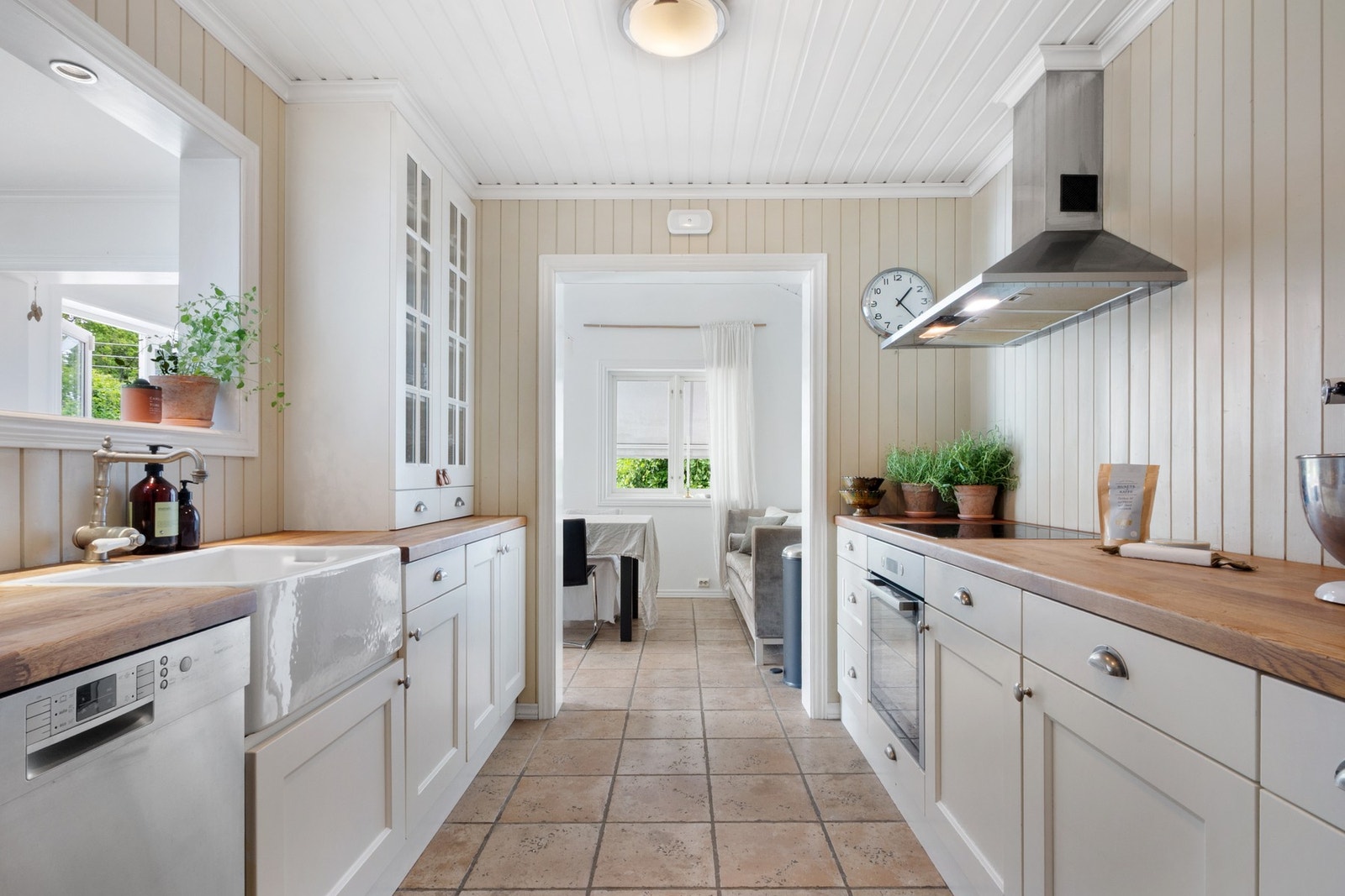 Kjøkkenet er utstyrt med integrert platetopp og stekeovn, mens kombiskap og oppvaskmaskin er frittstående Galleribilde