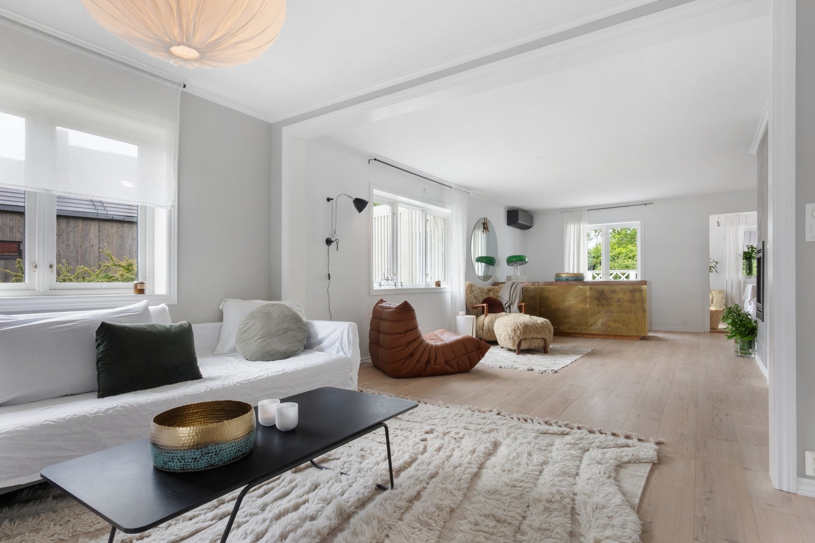 Stuen er godt egnet både for hverdagsliv og sosiale sammenkomster Galleribilde