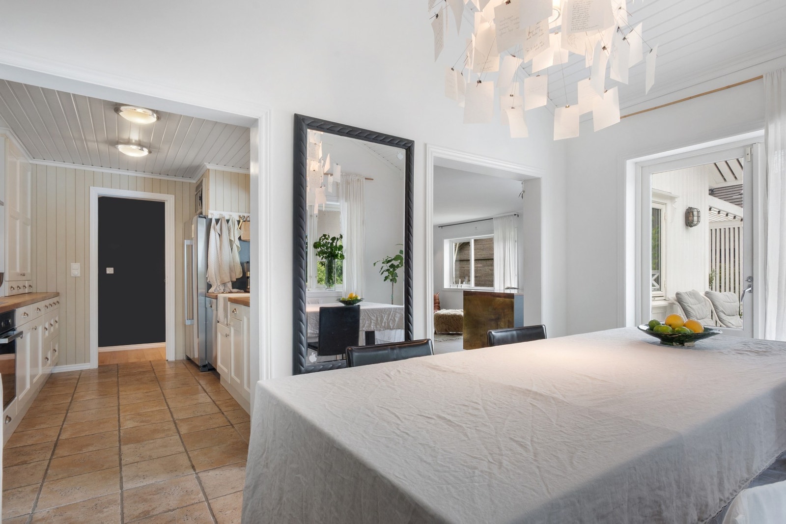 Her er det plass til et stort spisebord som innbyr til hyggelige måltider og samvær med familie og venner Galleribilde