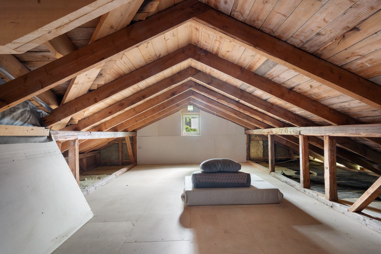 Resterende loft er uinnredet og egner seg utmerket til oppebevaring Galleribilde