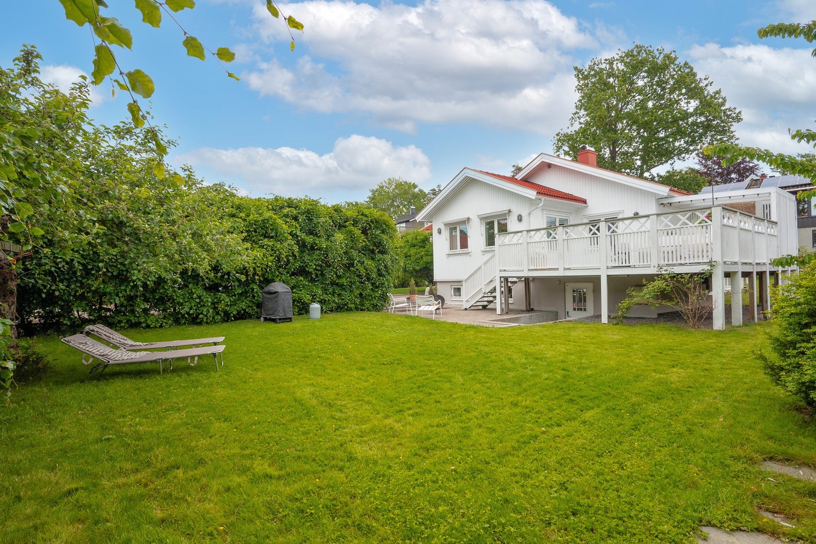 Tomten er pent opparbeidet med store gressarealer som gir rikelig plass til både lek og rekreasjon Galleribilde