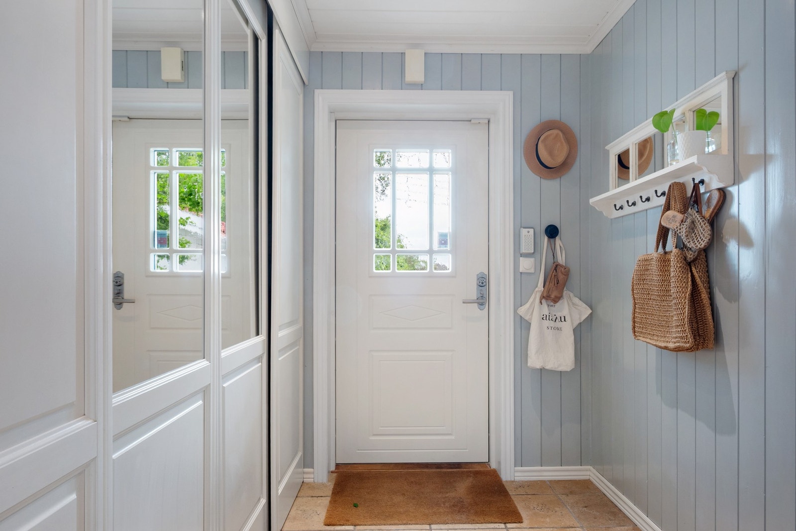 Entreen er flislagt og det er en stor og praktisk skyvedørsgarderobe Galleribilde