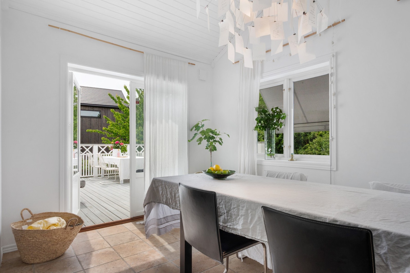 Fra spisestuen er det direkte utgang til verandaen Galleribilde