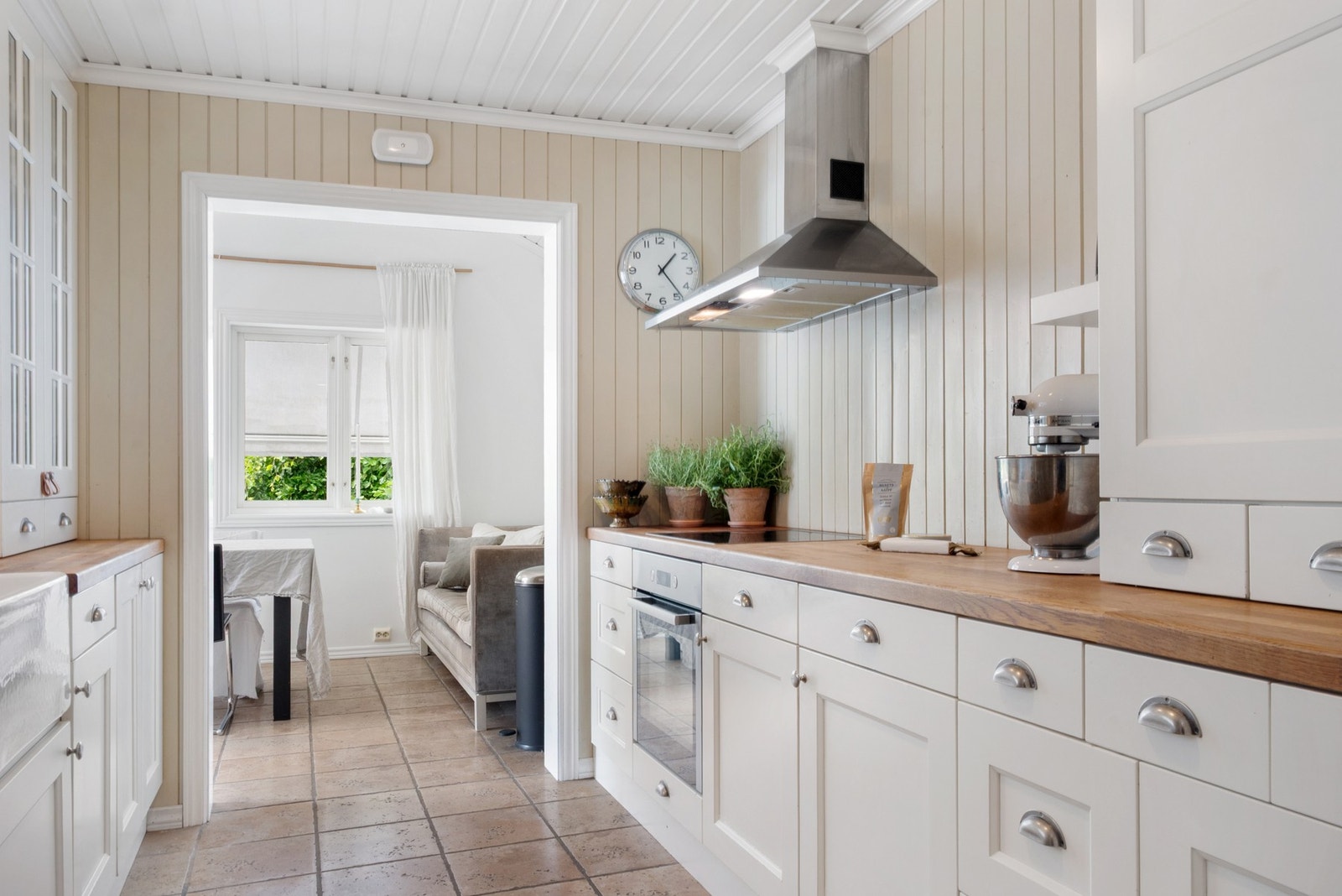 Det er rikelig med arbeidsflater og oppbevaringsplass Galleribilde