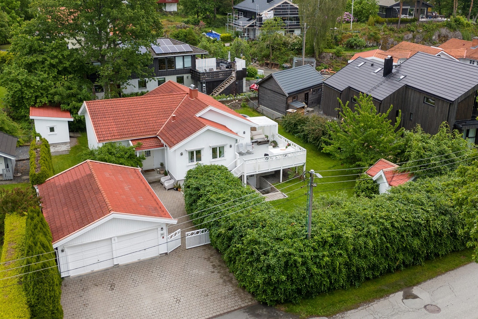 Boligen gir allerede et godt førsteinntrykk med steinlagt gårdsplass og dobbelgarasje på 45 kvm Galleribilde
